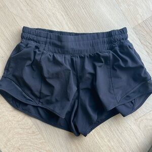 Lululemon hotty hot 2.5” short. Black. Size 6.